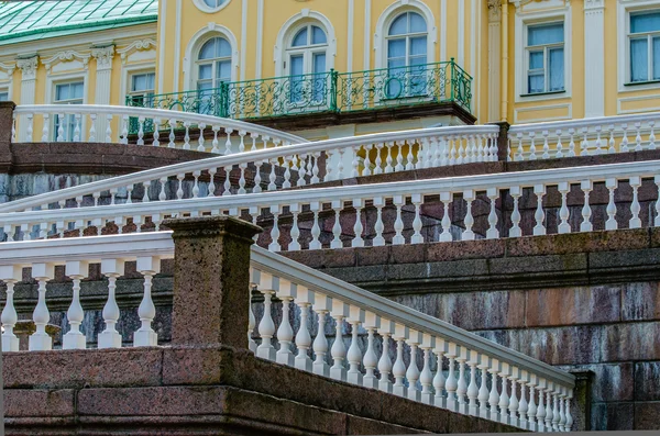 Geometric lines with white balustrades and railings on the marble stairs of the Palace in Oranienbaum — Stock Photo, Image