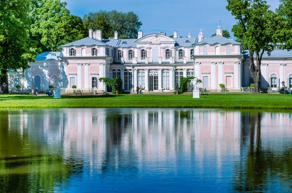 Çince Palace San Park St. Petersburg yakınındaki gölde kıyısında