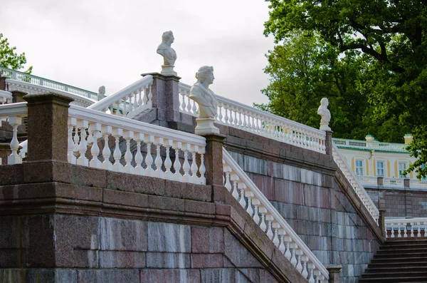 Grande escadaria de mármore com balaustrada branca e corrimão Palácio em Oranienbaum — Fotografia de Stock