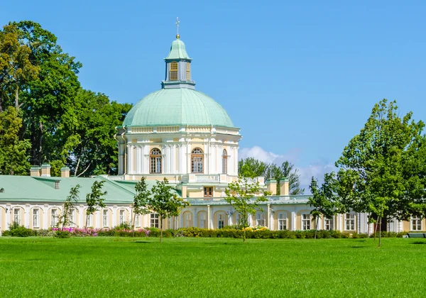 A Igreja Palácio de Oranienbaum em meio a prados verdes — Fotografia de Stock