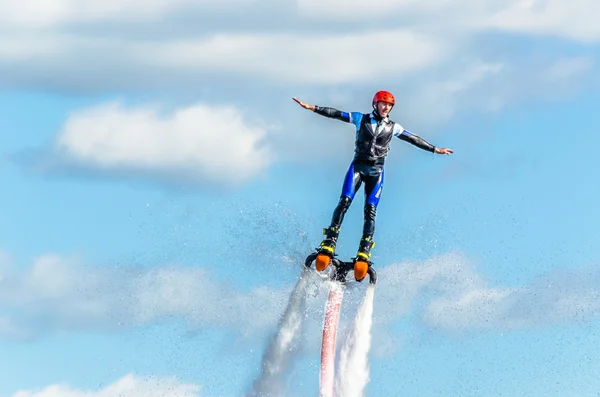 Uçuş mavi gökyüzü ve bulutlar karşı atlet flynordic. St. Petersburg, 15 Ağustos 2015.