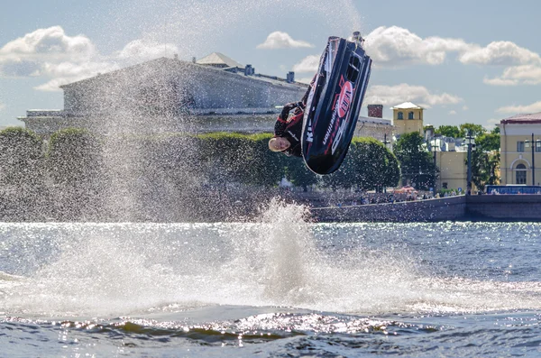 St Petersburg Neva Nehri'nin arka plan atlet sörfçü atlamak.
