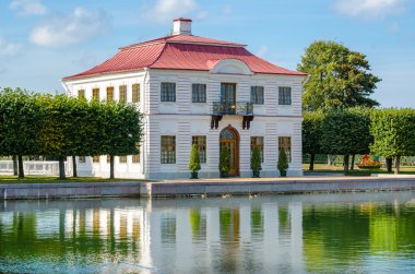 Marly Palace Peterhof Parkı içinde yapay göl kıyısında.