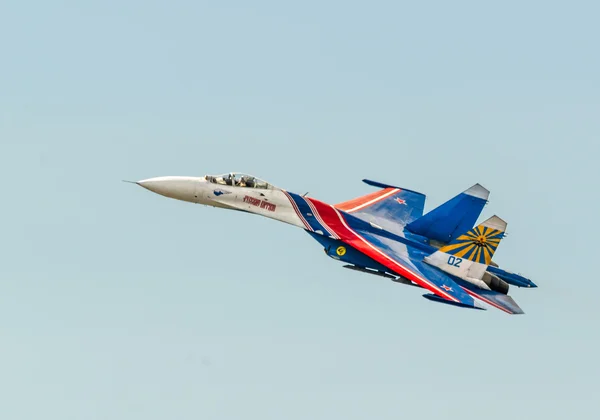 Su-27 do grupo de voo "Cavaleiros Russos" em voo. Airshow em São Petersburgo, julho de 2015 . — Fotografia de Stock