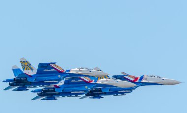 Üç su-27 St. Petersburg hava fuarında akrobasi ekibinin Rus Knights grup uçuşu. Temmuz 2015.