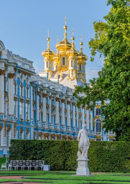 Catherine Palace Kraliyet köydeki kilise çan kulesi ile cephe detay.