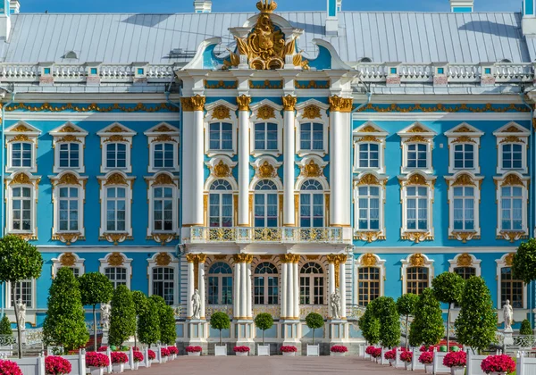 A fragment of the main facade of the Catherine Palace in Tsarskoye Selo. — Stock Photo, Image