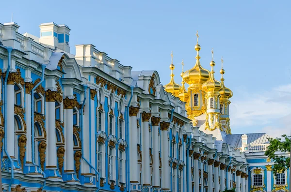 Detail of the facade of the Catherine Palace with the church steeple in the royal village. — Stock Photo, Image