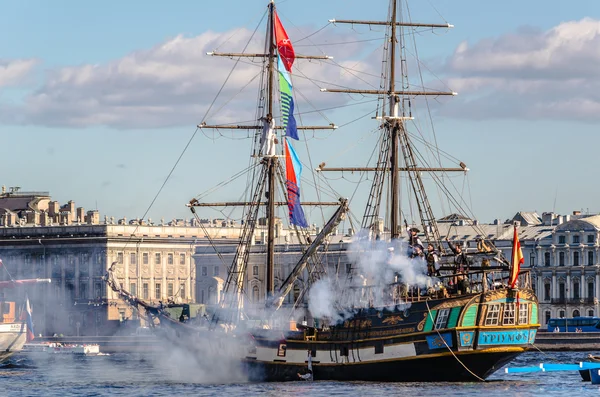 Sailing pirate ship firing cannons. — Stock Photo, Image