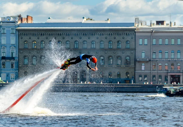 Sportowiec flynordic w locie nad rzeką Newą w tle nabrzeże — Zdjęcie stockowe