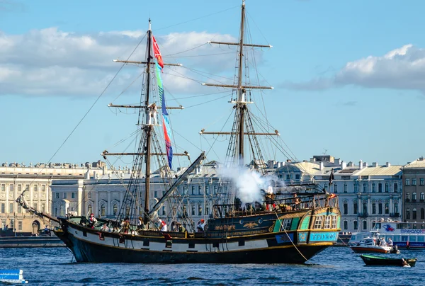 Sailing pirate ship firing cannons. — Stock Photo, Image