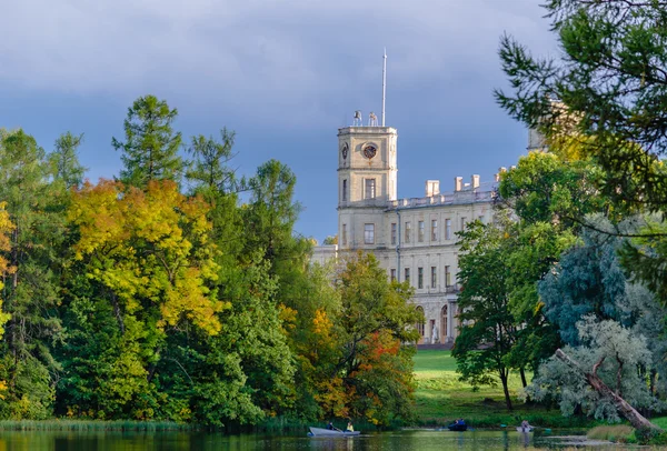 Sonbahar sahne Gatchina Park Manzaralı göl saraydan bir.