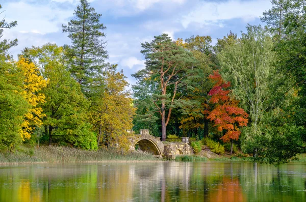 Forest herfst landschap in het Park van Gatchina paleis op een achtergrond van blauwe hemel en wolken — Stockfoto