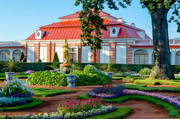 Peterhof, yeşil ağaçlar, çalılar ve çiçekler tarafından çevrili Monplaisir sarayda