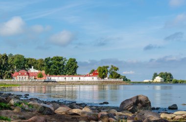 Finlandiya Körfezi kıyısında kayalık Monplaisir Palace.