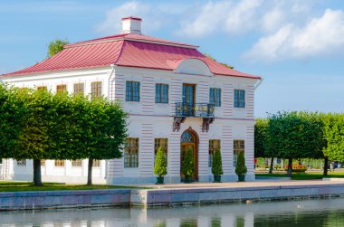 Marly Palace Peterhof Parkı içinde yapay göl kıyısında.