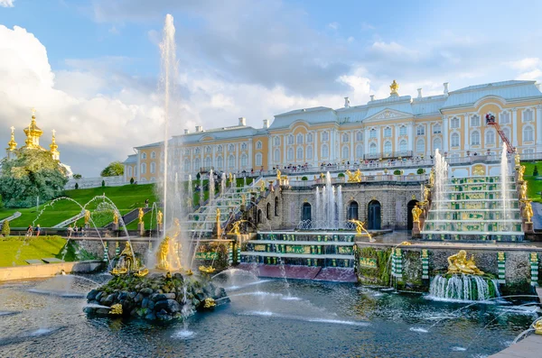 View of the fountains of the Grand cascade Peterhof Palace. — Stock Photo, Image