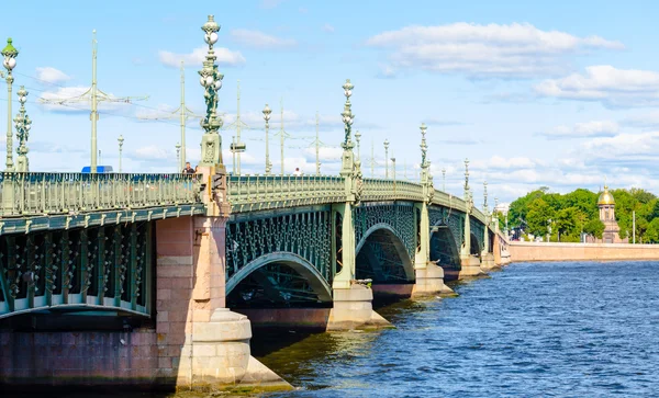 The bridge across the Neva river in St. Petersburg — Stock Photo, Image