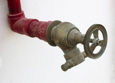 Yangın musluğu duvarda.