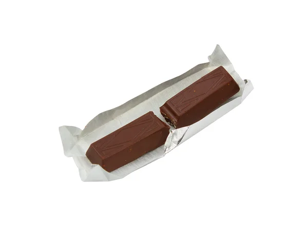 Barra de chocolate en papel de aluminio aislado sobre fondo blanco — Foto de Stock