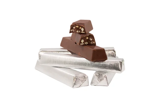 Beyaz arkaplanda izole edilmiş folyoyla çikolata çubuğu