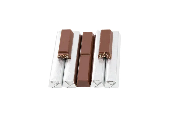 Barre de chocolat en feuille isolée sur fond blanc — Photo