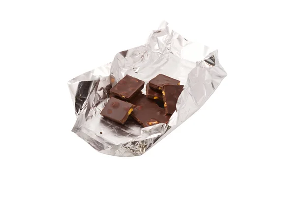 Barra de chocolate en papel de aluminio aislado sobre fondo blanco — Foto de Stock