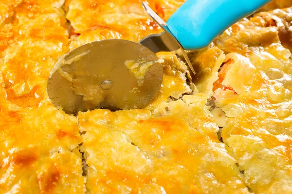 etli börek parçalar halinde kesilmiş