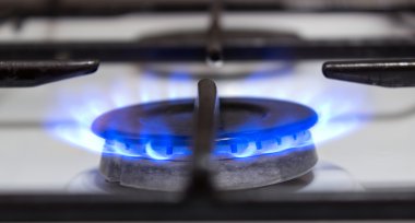 Mutfak gaz sobasından gaz yanıyor.