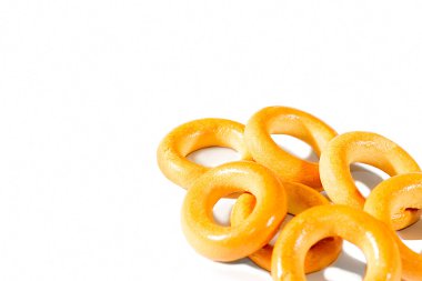 beyaz zemin üzerine lezzetli simit