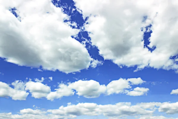 Яркое голубое небо с белыми пушистыми облаками . — стоковое фото
