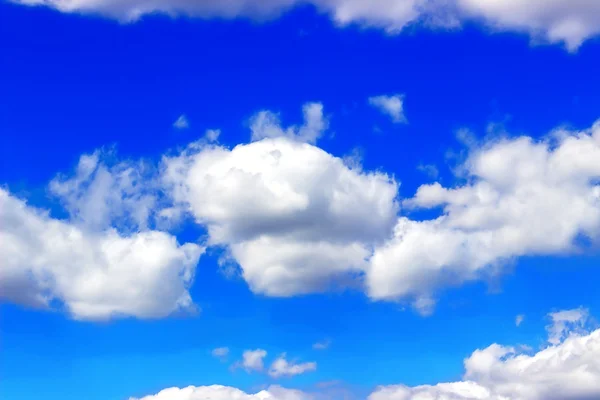 Parlak mavi gökyüzü beyaz bulutlar ile.