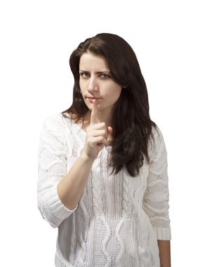 Dudaklar, parmağında çekici kadın portresi izole Haritayı sessiz, sessizlik, gizli jest, genç güzel esmer kadın kavramı beyaz arka plan üzerinde