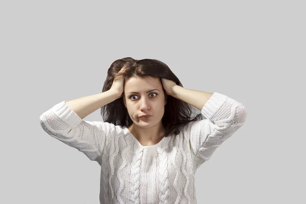 şok, sürpriz, tam güvensizlik, el baş izole gri arka plan üzerinde arıyor headshot dehşete genç kadın portre. Negatif duygu yüz ifadesi duygu tepki