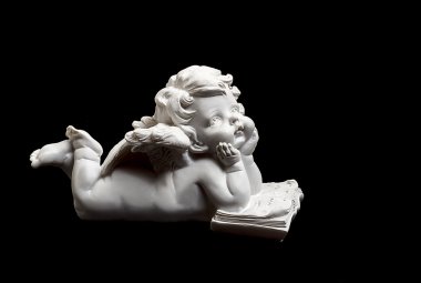 Küçük beyaz koruyucu melek siyah arka plan üzerine izole. Vintage tarzı Noel dekorasyon