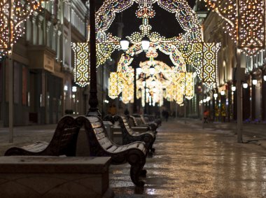 Noel gecesi şehir sokak. Odaklanmamış arka plan. Moskova. Rusya.