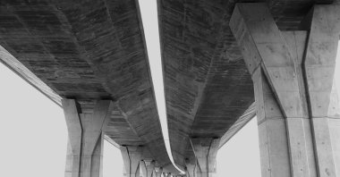 Köprü, siyah ve beyaz fotoğraf, aşağıdan çekilen köprü, alt kısım, beton sütunlar, görüş açısı