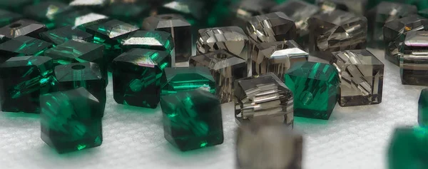 Perle Vetro Verde Oro Pietre Cubi Cristallo Colorati Sfondo Pietre — Foto Stock