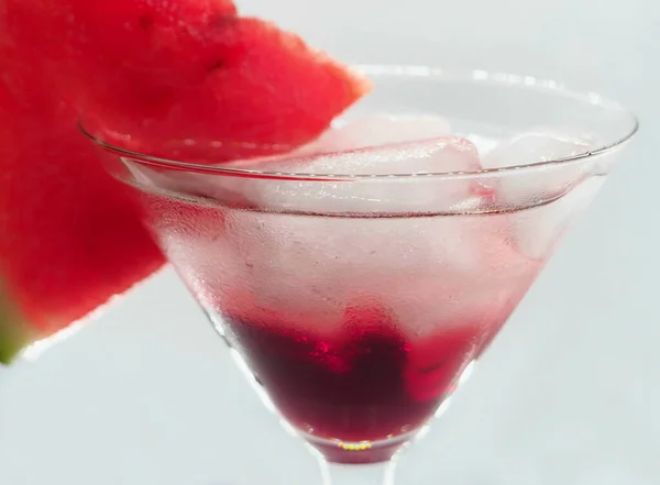 Cóctel Sandía Una Copa Martini Bebida Roja Con Melón Triángulo —  Fotos de Stock