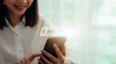 Akıllı telefon kullanarak gülümse ve internette arama yapmak için ekrana bas..