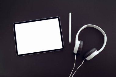 Kadın el ele tutuşma tableti ve dijital kalemle ilanınız için boş bir fotokopi ekranı. Ofisteki masanın üstünde..