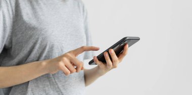 Sosyal ağda elinde tutan ve akıllı telefon kullanan kadın SMS mesajı yazıyor.