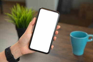 Masada boş akıllı telefon ekranı ve grafik görüntüleme montajı için..
