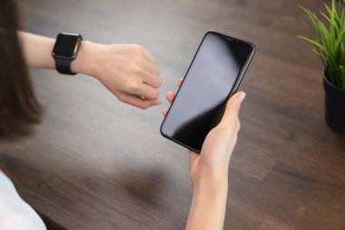 Yakın plan çekimde akıllı telefon ve akıllı görünüm..