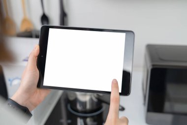 Evde, mutfakta dijital tableti tutarken yakın plan..