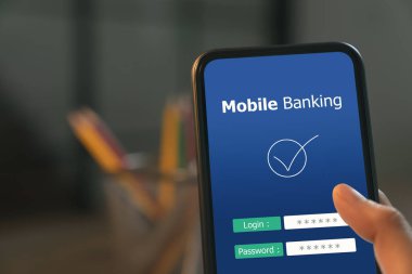 Giriş ücreti mobil bankacılığı çevrimiçi olan akıllı telefona eller basın.