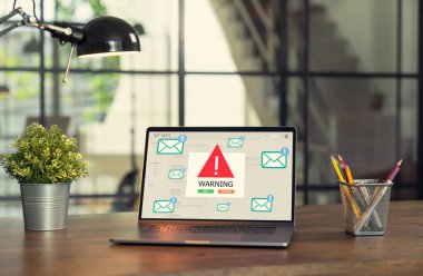 Bilgisayardaki uyarı e- postası, kötü amaçlı yazılım veya virüs uyarıları gösteren bilgisayar ekranı.