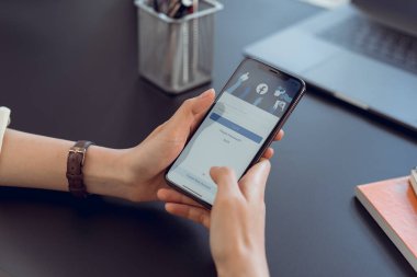 BANGKOK, THAILAND - 31 Ekim 2020: Hand akıllı telefon ve Apple iPhone, Sosyal medya bilgi paylaşımı ve ağ paylaşımı için kullanılıyor.