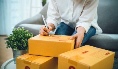 Başlangıçta küçük işletme, kadın sahibi paketleme kutusu müşterilere çevrimiçi sipariş vermek için.