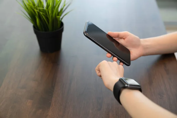 Primer Plano Del Teléfono Inteligente Mano Mirando Smartwatch — Foto de Stock